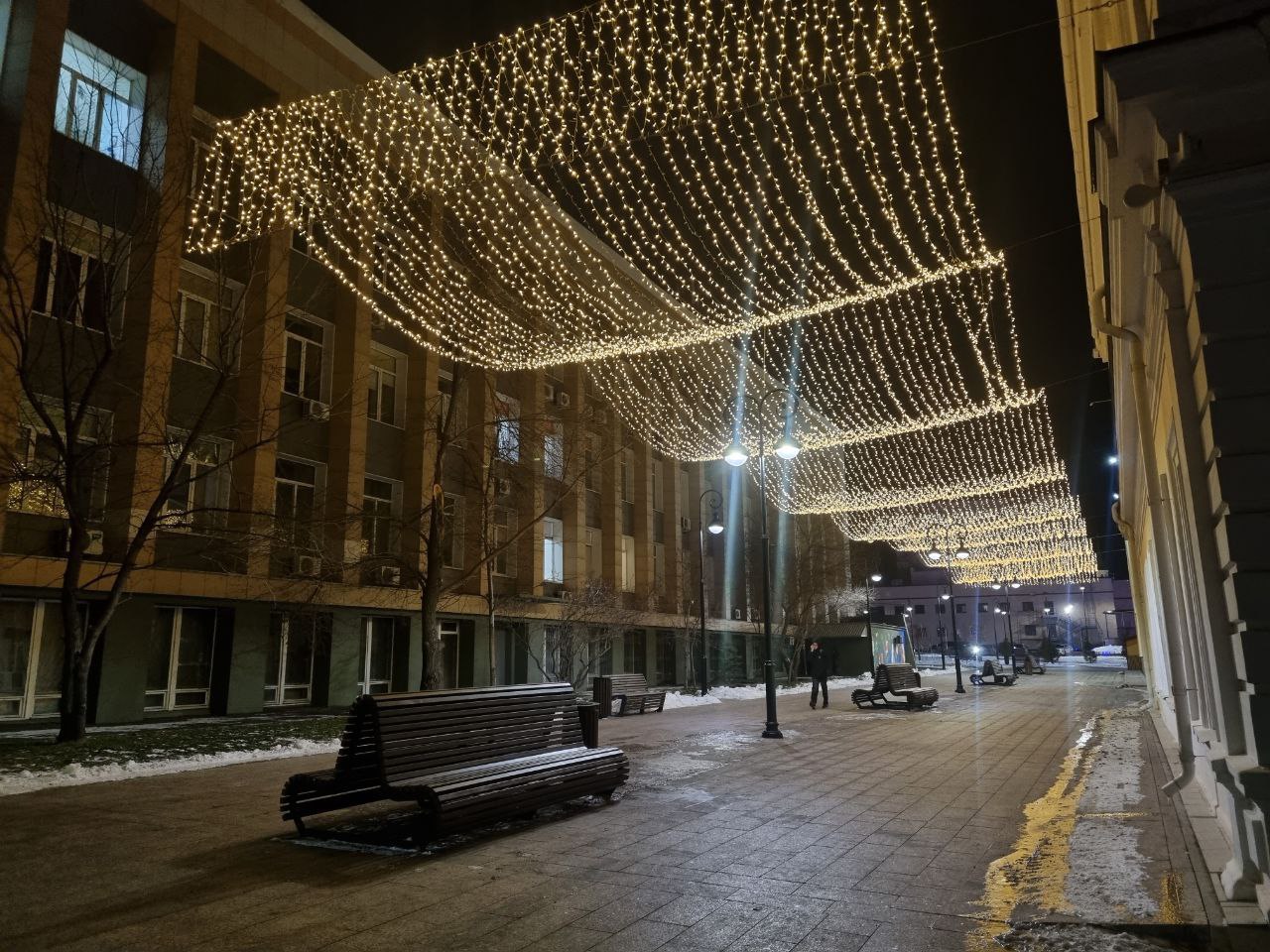 Пока все спали, мы оценили ночной вид обновлённого сквера имени Борцов Революции! Пока все спали, мы оценили ночной вид обновлённого сквера имени Борцов Революции!