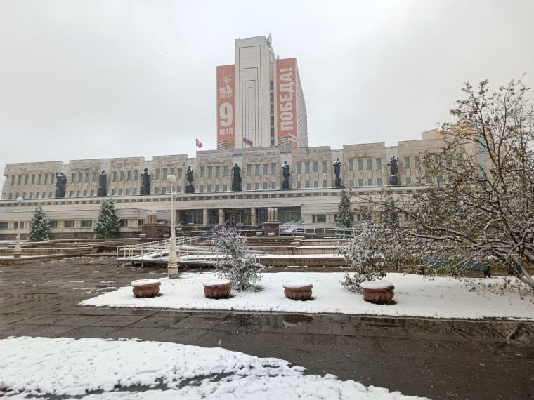 По данным Обь-Иртышского УГМС, ближайшие дни принесут нам небольшое повышение температуры, и к середине недели столбик термометра может подняться до +5°C! Однако расслабляться не стоит: сохранится опасность гололедицы и...