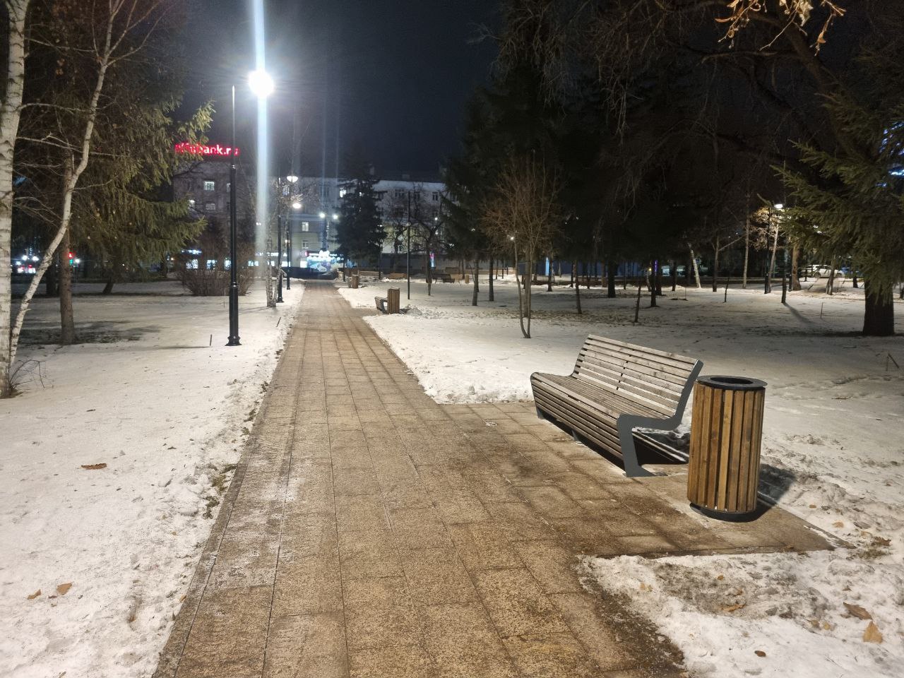 Пока все спали, мы оценили ночной вид обновлённого сквера имени Борцов Революции! Пока все спали, мы оценили ночной вид обновлённого сквера имени Борцов Революции!