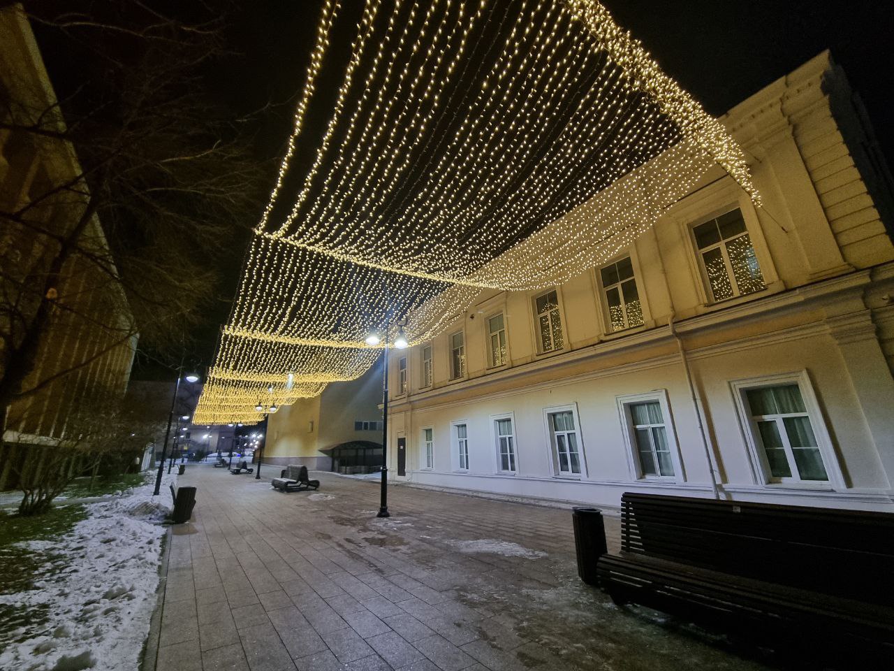 Пока все спали, мы оценили ночной вид обновлённого сквера имени Борцов Революции! Пока все спали, мы оценили ночной вид обновлённого сквера имени Борцов Революции!