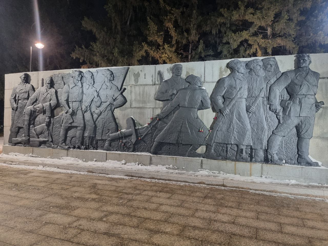 Пока все спали, мы оценили ночной вид обновлённого сквера имени Борцов Революции! Пока все спали, мы оценили ночной вид обновлённого сквера имени Борцов Революции!