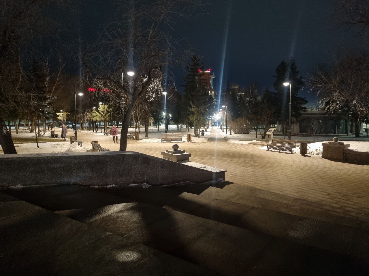 Пока все спали, мы оценили ночной вид обновлённого сквера имени Борцов Революции! Пока все спали, мы оценили ночной вид обновлённого сквера имени Борцов Революции!