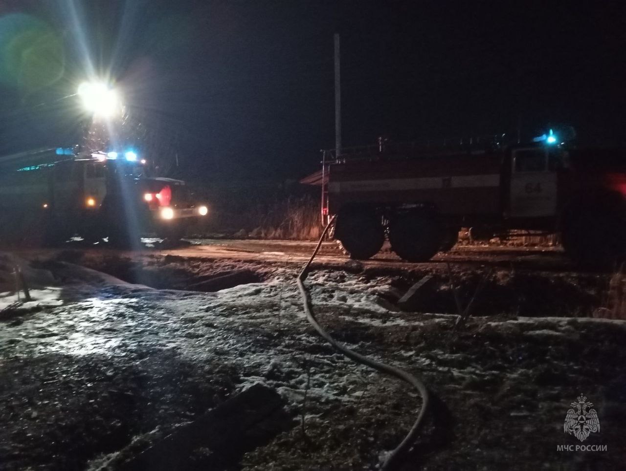 #пожарызасутки. 15 ноября в 06:29 В Омске на Богдана Хмельницкого горел автомобиль #пожарызасутки. 15 ноября в 06:29 В Омске на Богдана Хмельницкого горел автомобиль