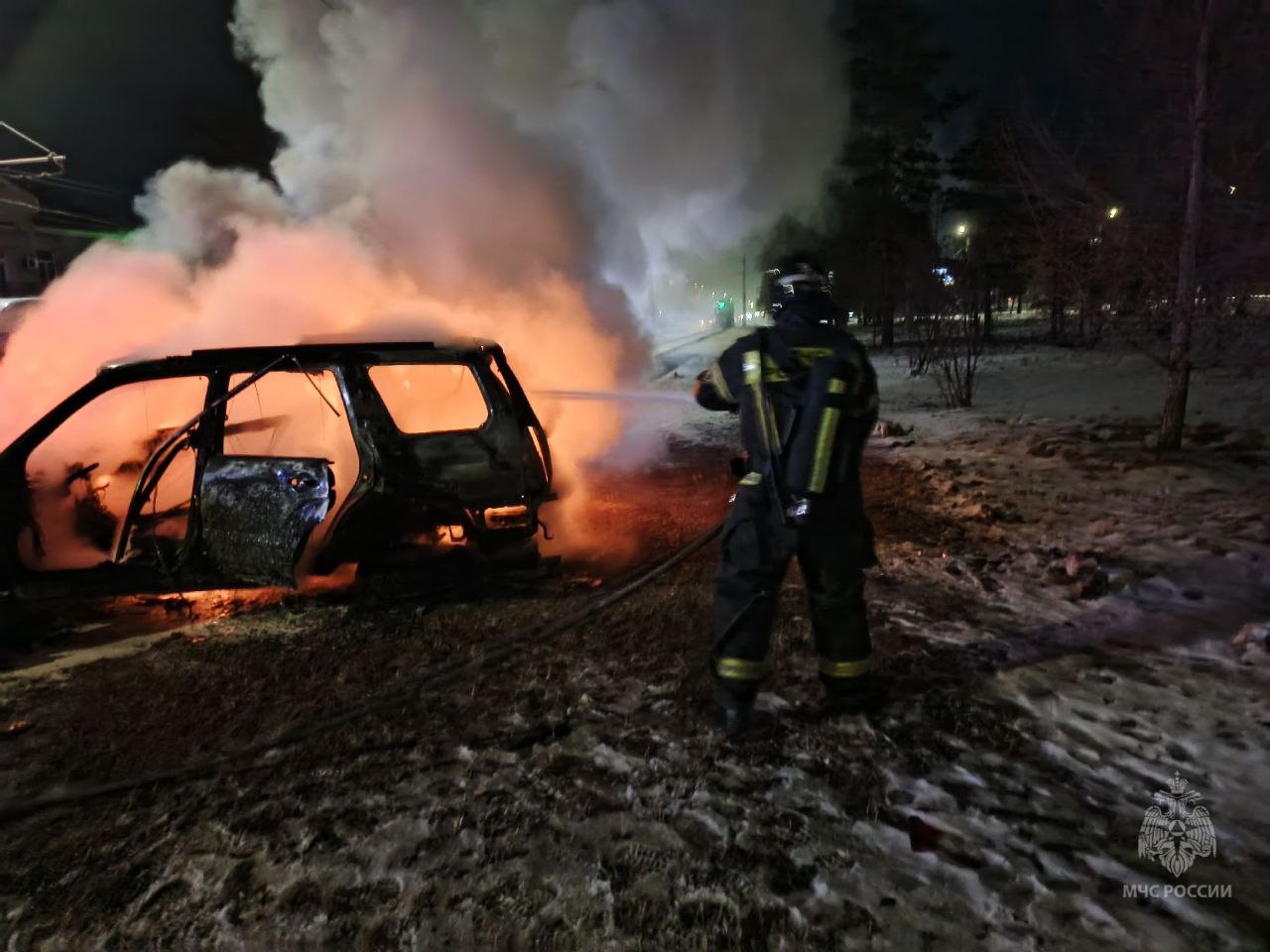 #пожарызасутки. 15 ноября в 06:29 В Омске на Богдана Хмельницкого горел автомобиль #пожарызасутки. 15 ноября в 06:29 В Омске на Богдана Хмельницкого горел автомобиль