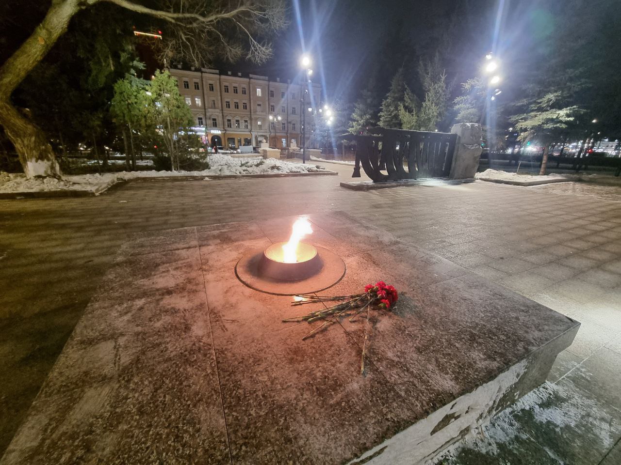 Пока все спали, мы оценили ночной вид обновлённого сквера имени Борцов Революции! Пока все спали, мы оценили ночной вид обновлённого сквера имени Борцов Революции!