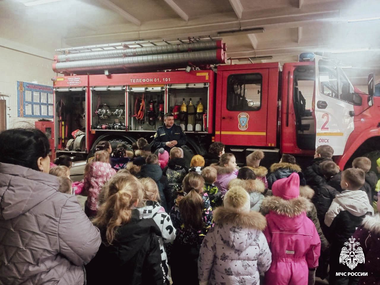 Юные омичи заглянули в «закулисье» пожарной части! Юные омичи заглянули в «закулисье» пожарной части!