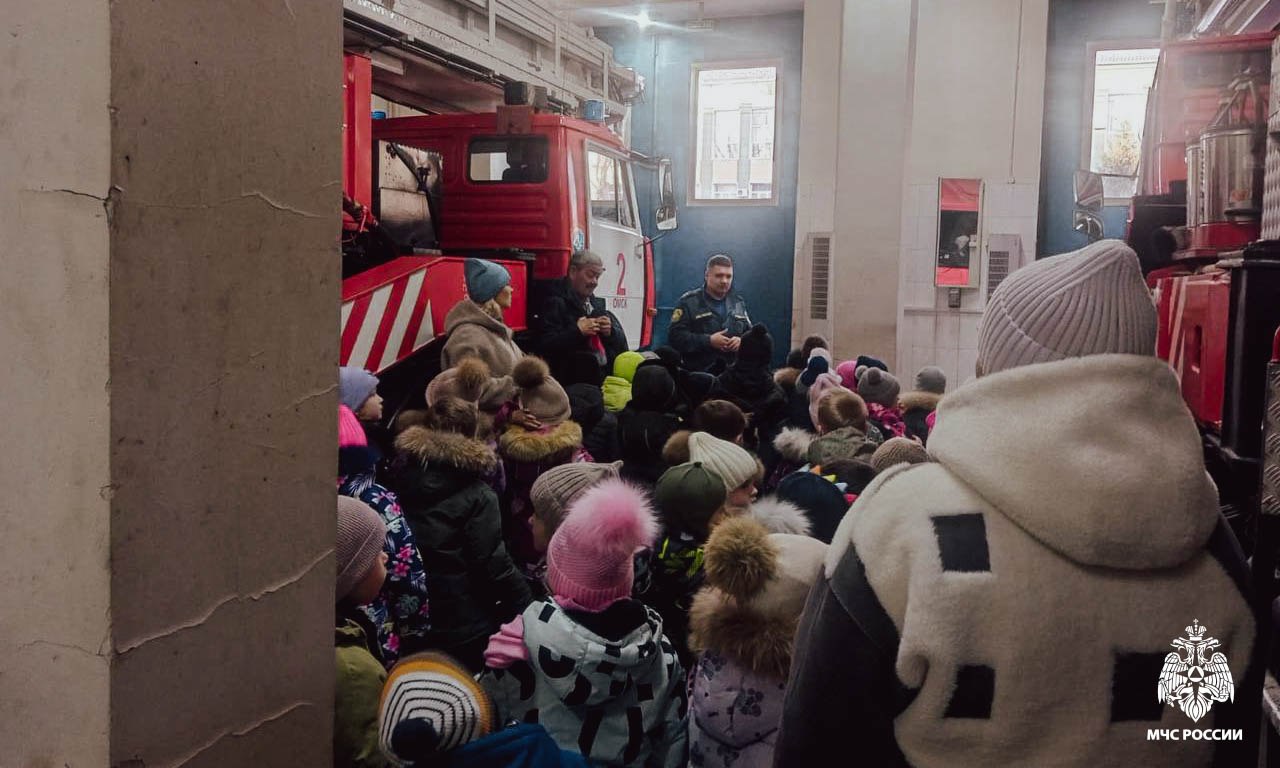 Юные омичи заглянули в «закулисье» пожарной части! Юные омичи заглянули в «закулисье» пожарной части!