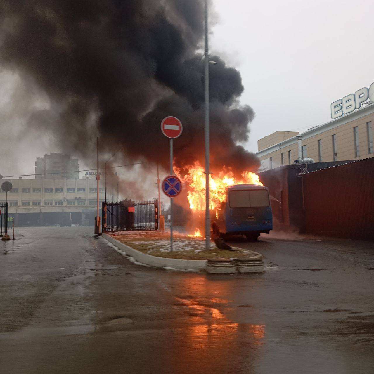 Возле Омского автовокзала загорелся пассажирский автобус Возле Омского автовокзала загорелся пассажирский автобус