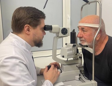 Омские офтальмологи вернули зрение пациенту, который внезапно ослеп на один глаз