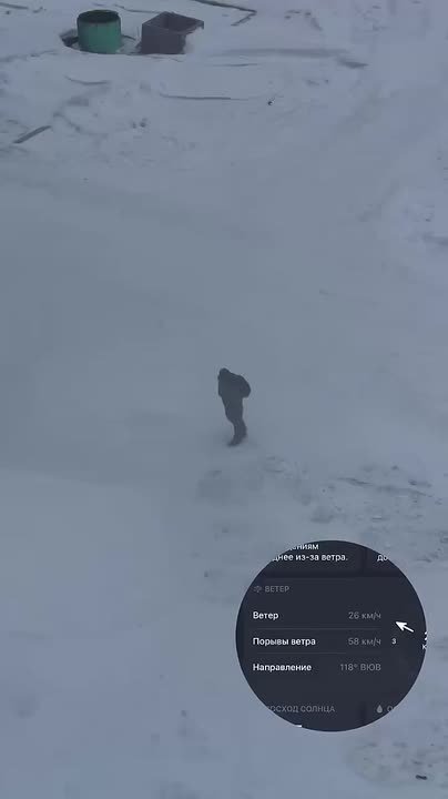 В Норильске сильный ветер сносит детей с ног