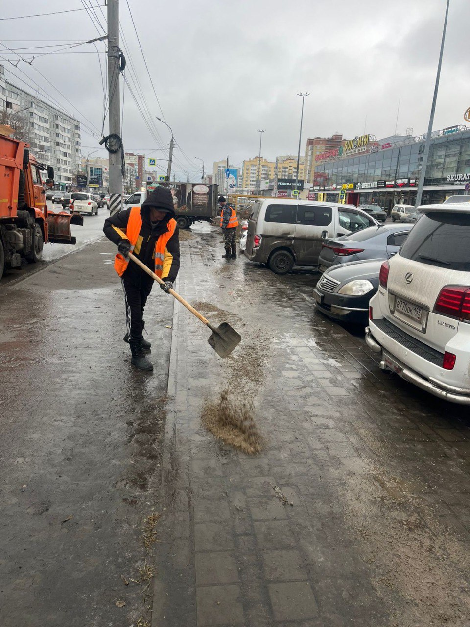 Сергей Шелест: Продолжается очистка пешеходных дорожек, тротуаров и остановок общественного транспорта ото льда и обработка территорий общего пользования пескосоляной смесью Сергей Шелест: Продолжается очистка пешеходных дорожек, тротуаров и остановок общественного транспорта ото льда и обработка территорий общего пользования пескосоляной смесью