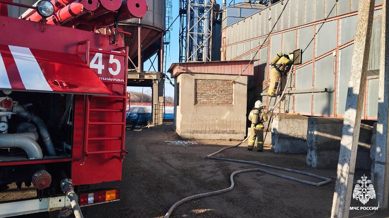 #пожарызасутки. 16 ноября в 09:42 В Оконешниковском районе горела зерносушилка #пожарызасутки. 16 ноября в 09:42 В Оконешниковском районе горела зерносушилка
