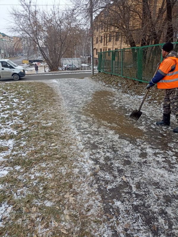 Сергей Шелест: Продолжается очистка пешеходных дорожек, тротуаров и остановок общественного транспорта ото льда и обработка территорий общего пользования пескосоляной смесью