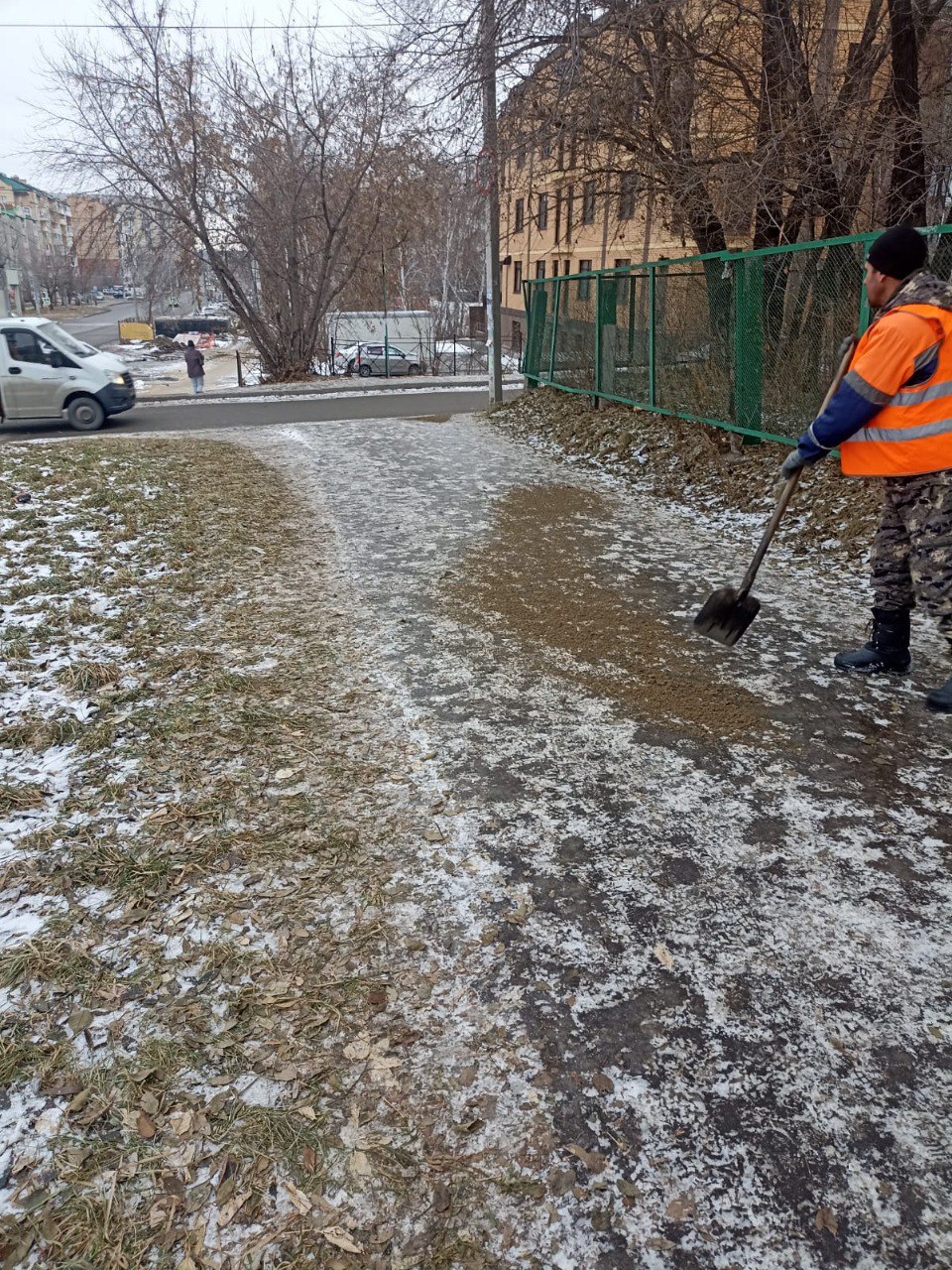 Сергей Шелест: Продолжается очистка пешеходных дорожек, тротуаров и остановок общественного транспорта ото льда и обработка территорий общего пользования пескосоляной смесью