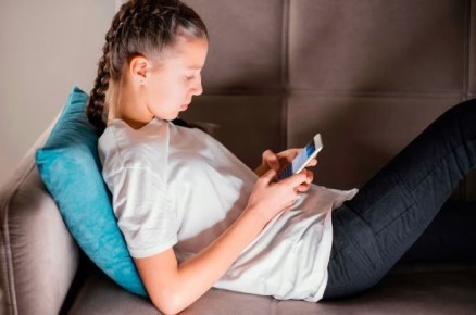 Омский психотерапевт объяснила, когда гаджеты превращаются в проблему у молодежи