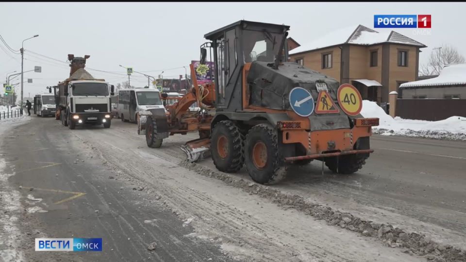 Дорожные службы очищают омские улицы от наледи в усиленном режиме