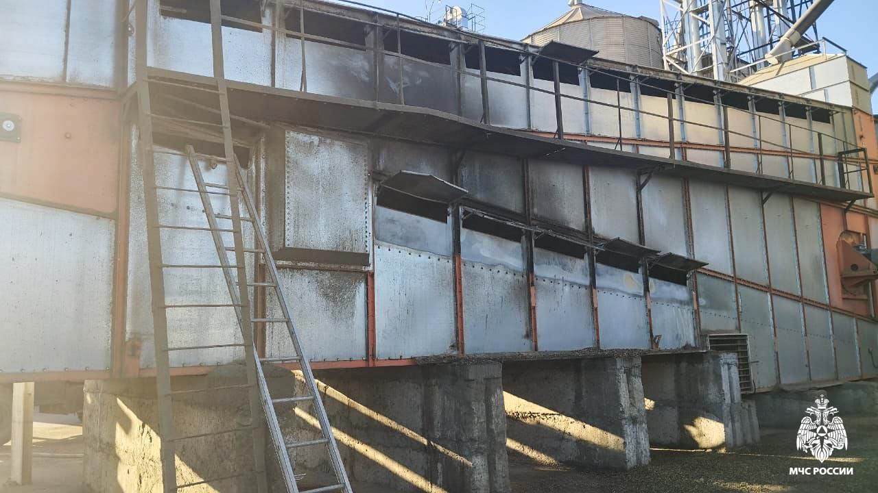 #пожарызасутки. 16 ноября в 09:42 В Оконешниковском районе горела зерносушилка #пожарызасутки. 16 ноября в 09:42 В Оконешниковском районе горела зерносушилка