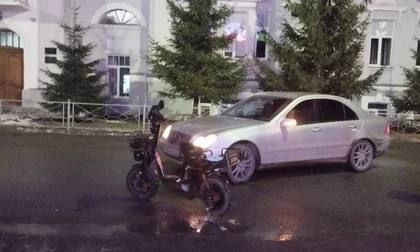 В Омске «Мерседес» не уступил дорогу электровелосипедисту – пострадал 16летний подросток