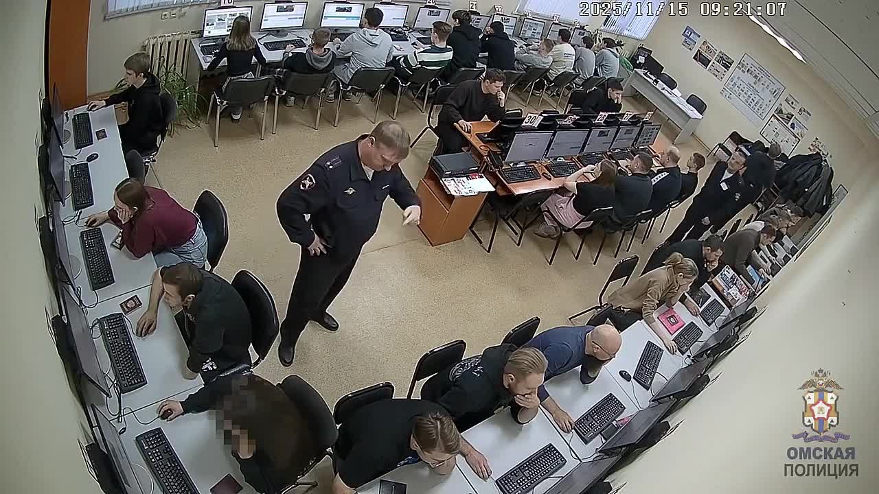 В Омске поймали женщину, которая пыталась списать на экзамене ПДД