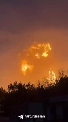 Бесстрашные жители Омской области продолжили спокойно стоять на остановке, пока на фоне взрывался газ