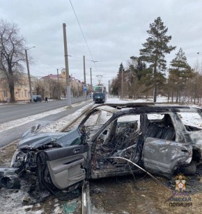 Житель Омска устроил ДТП, убежал с места аварии, а позже вернулся, забрал магнитолу, аккумулятор, насос, запасное колесо, разбил стекла кирпичом и поджег авто
