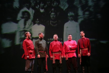 Сегодня в Музыкальном театре состоялся перформанс Академии русской культуры, в котором через фольклор сплелись прошлое и настоящее Сибири