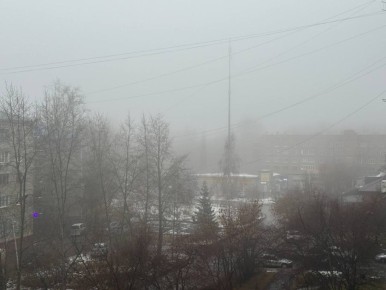 На Омск опустился густой туман