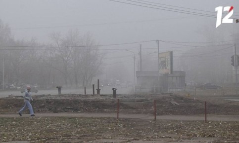 Омск окутал густой туман. Явление стало следствием сезонных перепадов температур