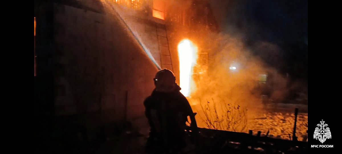 #пожарызасутки. 18 ноября в 06:14 В Омске на 3-Челюскинцев горел частный дом #пожарызасутки. 18 ноября в 06:14 В Омске на 3-Челюскинцев горел частный дом