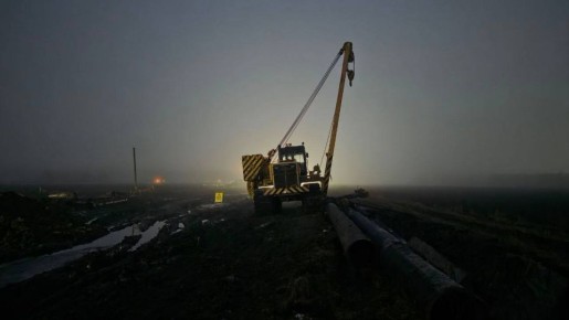 По поручению губернатора Омской области Виталия Хоценко в поселке Ростовка на участке газопровода, где вчера произошла авария, всю ночь продолжались восстановительные работы