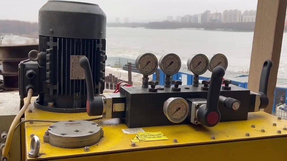 На мосту у Телецентра приступили к замене опорных частей