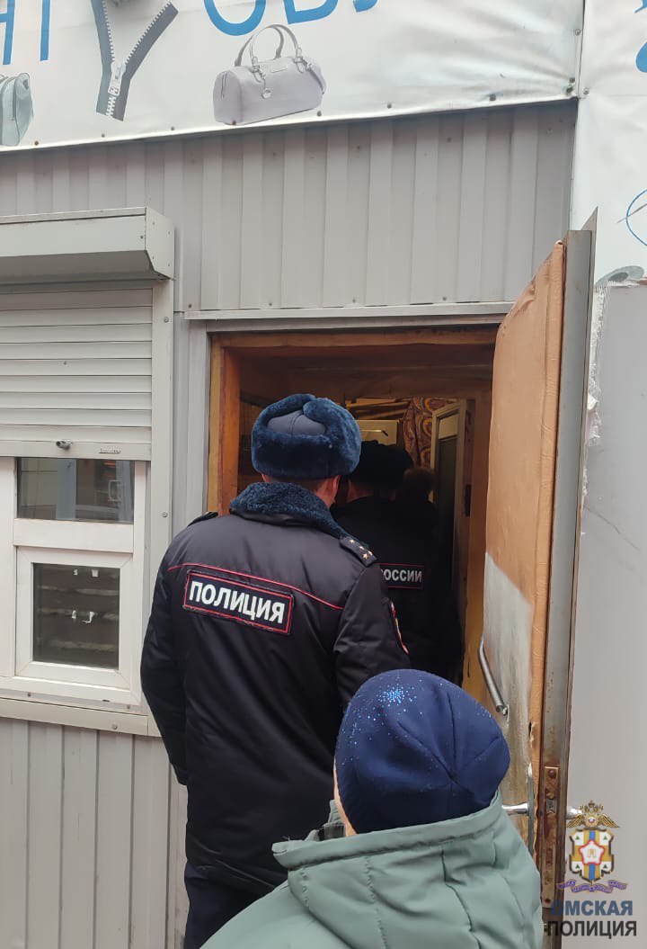 Полицейские и общественники пресекли незаконную торговлю никотиносодержащей продукцией Полицейские и общественники пресекли незаконную торговлю никотиносодержащей продукцией