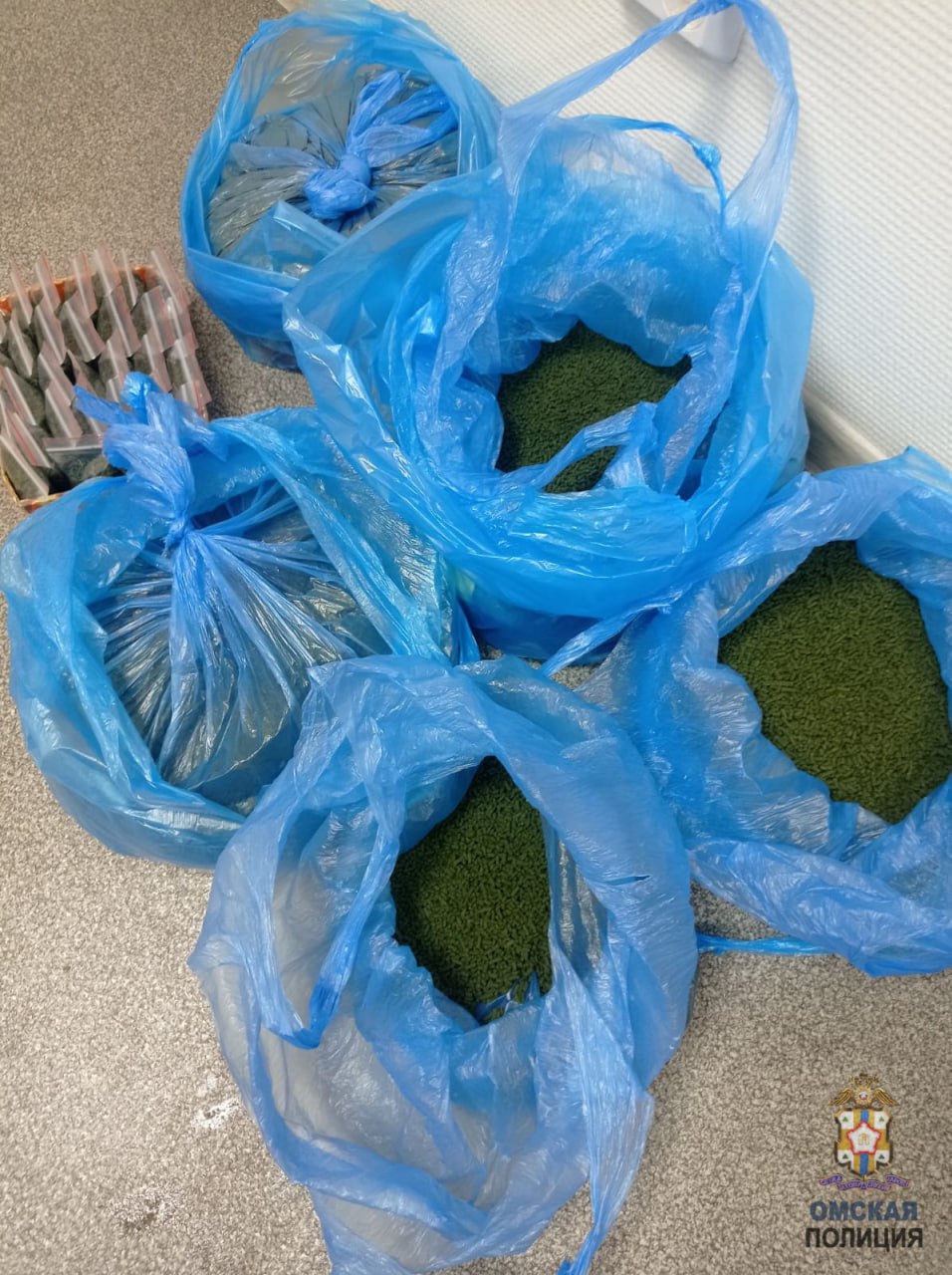 Полицейские и общественники пресекли незаконную торговлю никотиносодержащей продукцией Полицейские и общественники пресекли незаконную торговлю никотиносодержащей продукцией