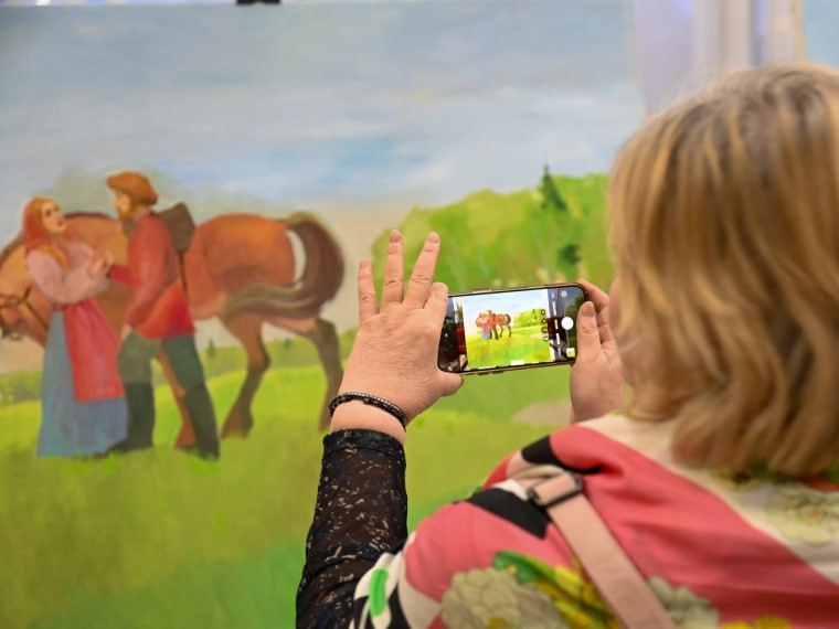 В Омске представили выставку-путешествие по сибирскому фольклору якутской художницы Миры Аргуновой В Омске представили выставку-путешествие по сибирскому фольклору якутской художницы Миры Аргуновой