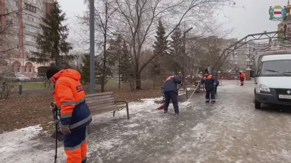 В Омске очищают от наледи. сквер «Юбилейный»