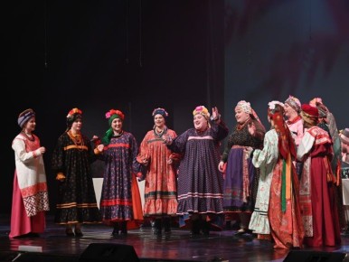 Голограммы, история и народные песни: в Омске на «Академии русской культуры» показали премьеру перформанса «В Сибирь»