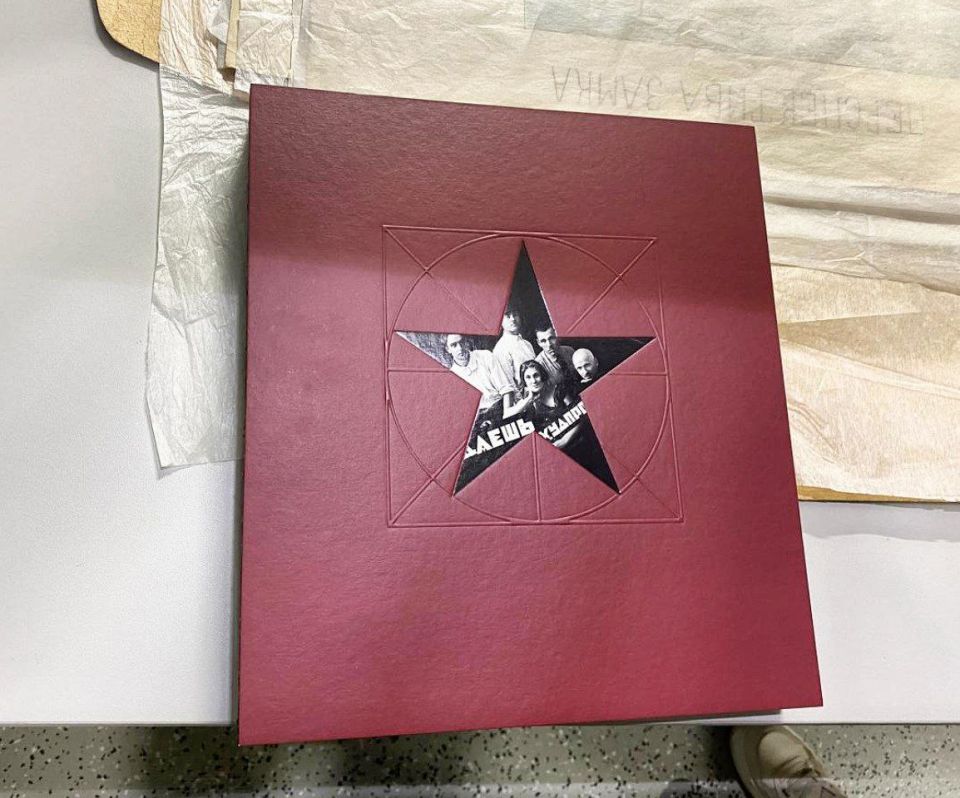 Специалисты Музея имени М.А. Врубеля презентовали журналистам альбом-каталог, созданный к 105-летию Омского художественно-промышленного техникума (Худпром)