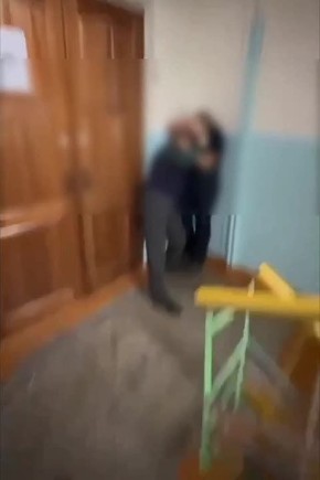 Полиция проведет проверку по инциденту с дракой в омской школе, где один ученик столкнул другого с лестницы