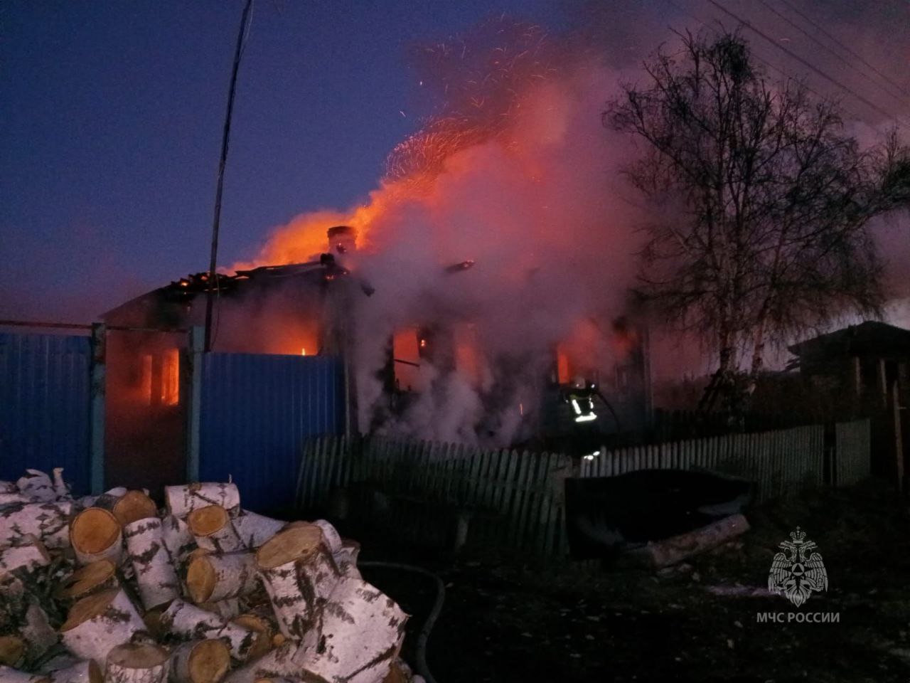 #пожарызасутки. 22 ноября в 07:39 В Тюкалинском районе горел дом с навесом #пожарызасутки. 22 ноября в 07:39 В Тюкалинском районе горел дом с навесом