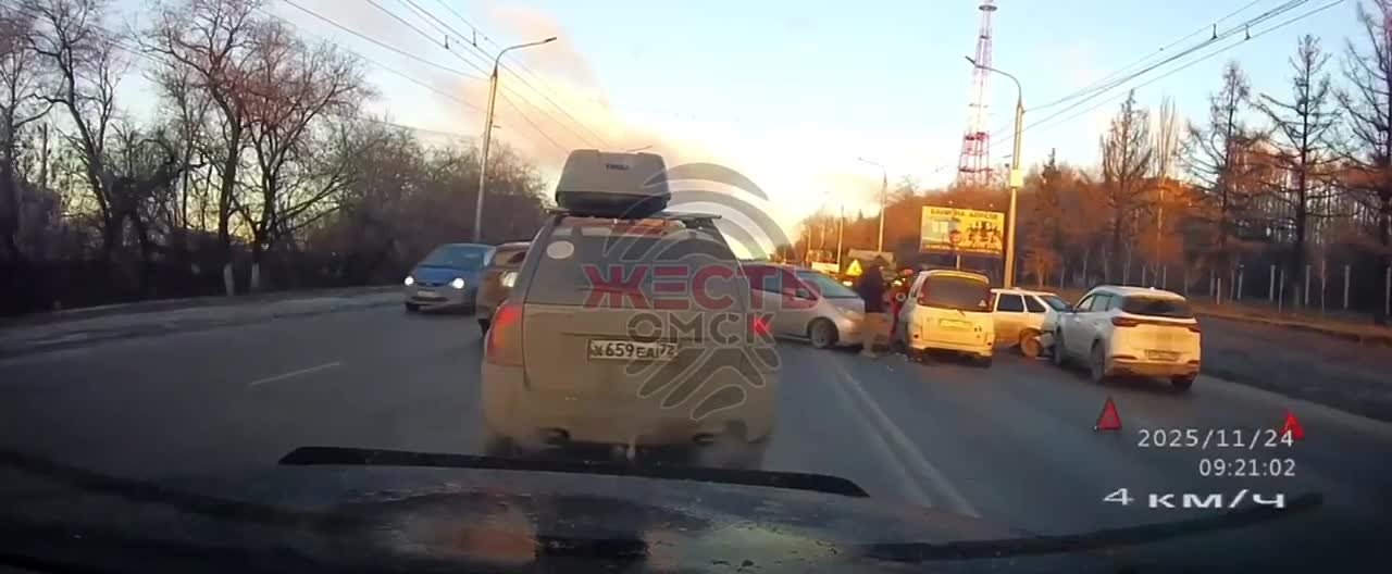 В Омске у Телецентра столкнулись четыре машины