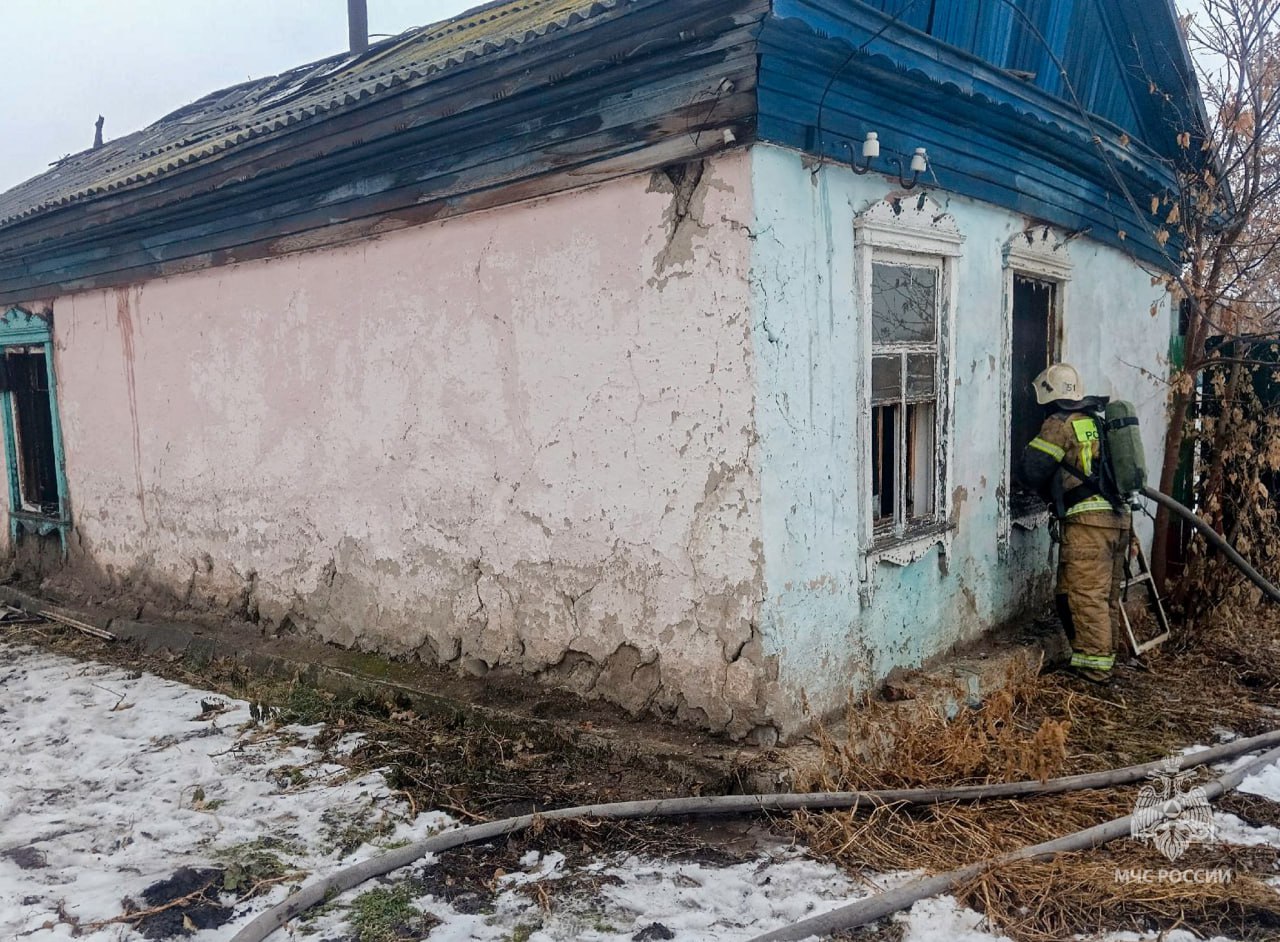 В Омске на пожаре погиб человек В Омске на пожаре погиб человек