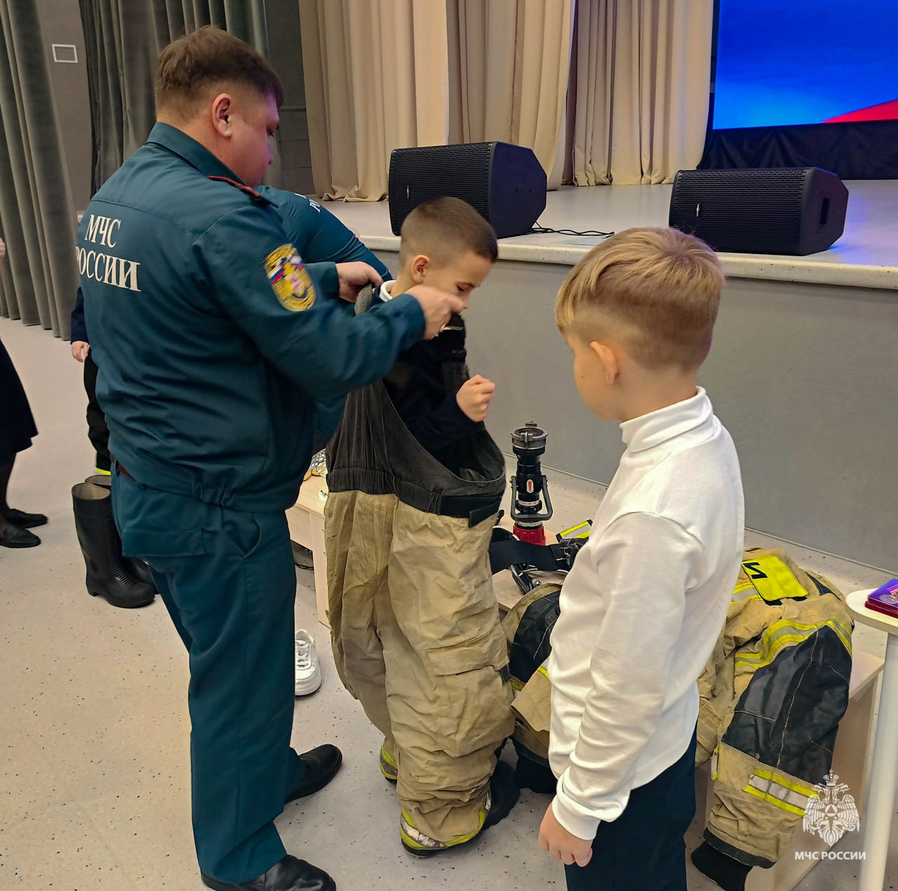 Поговорим о важном. Утро понедельника в школах страны начинается с «Разговоров о важном» Поговорим о важном. Утро понедельника в школах страны начинается с «Разговоров о важном»