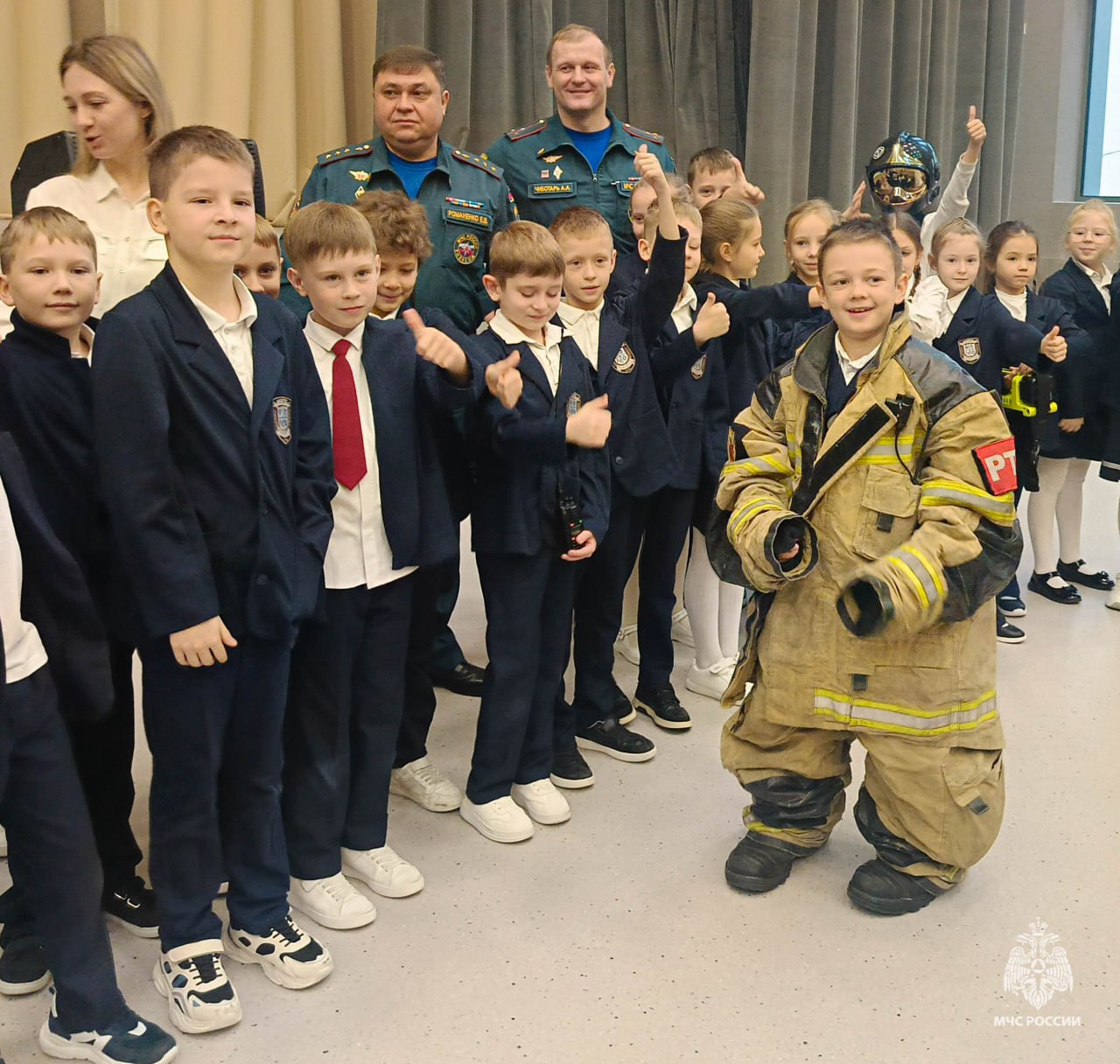 Поговорим о важном. Утро понедельника в школах страны начинается с «Разговоров о важном» Поговорим о важном. Утро понедельника в школах страны начинается с «Разговоров о важном»