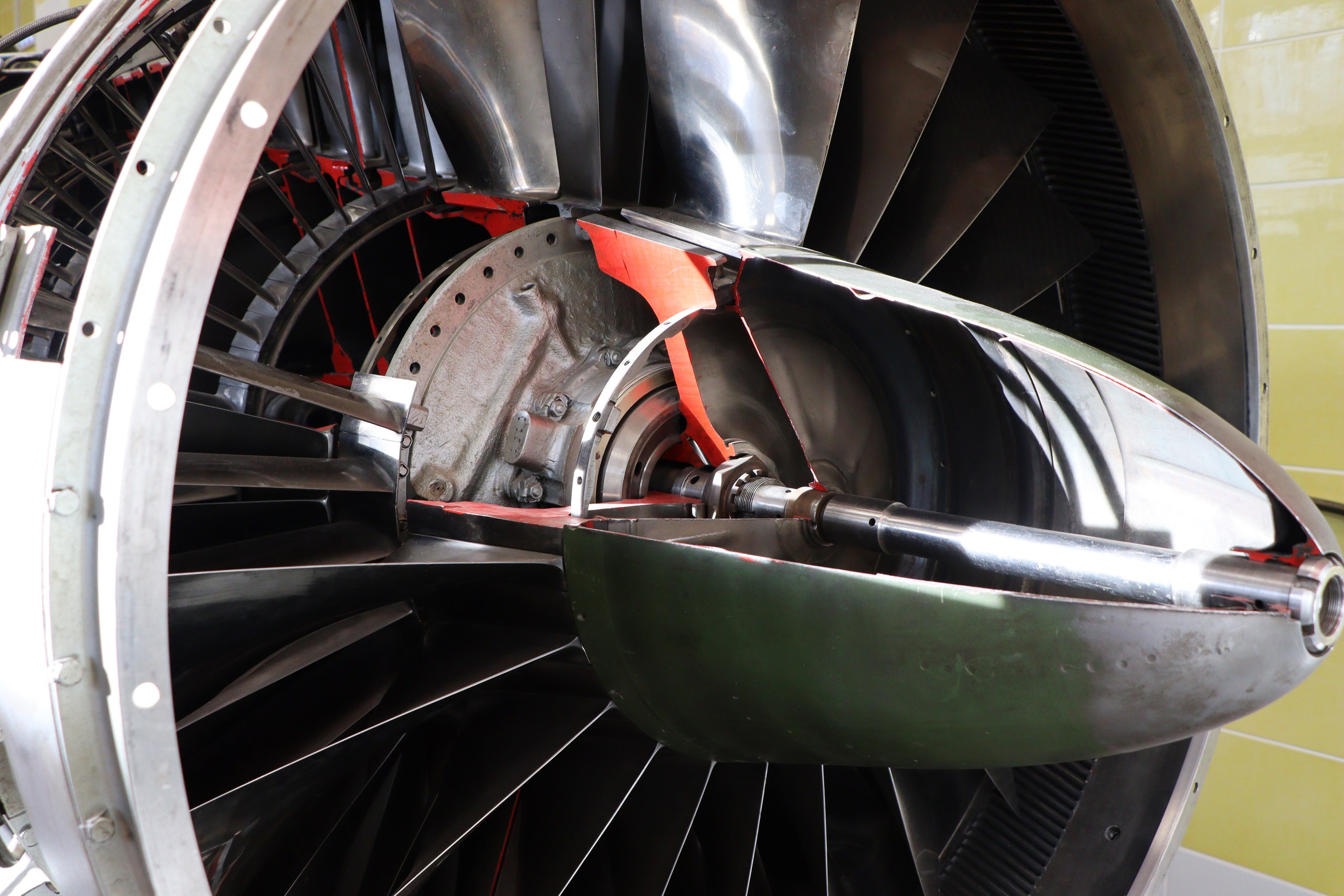 Студенты технического университета осваивают инженерные навыки на реальных двигателях Студенты технического университета осваивают инженерные навыки на реальных двигателях