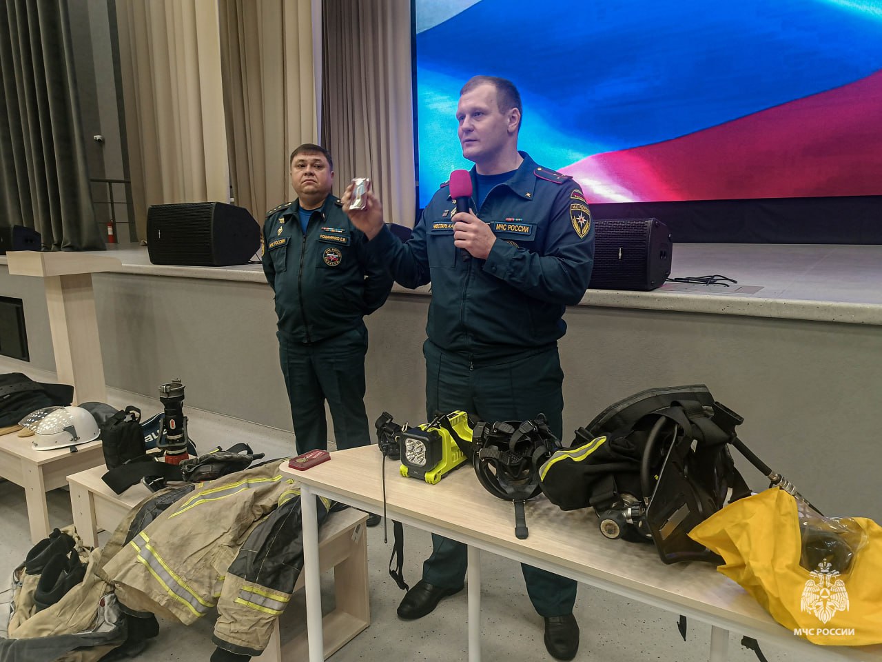 Поговорим о важном. Утро понедельника в школах страны начинается с «Разговоров о важном» Поговорим о важном. Утро понедельника в школах страны начинается с «Разговоров о важном»