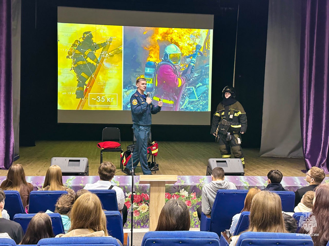 Поговорим о важном. Утро понедельника в школах страны начинается с «Разговоров о важном» Поговорим о важном. Утро понедельника в школах страны начинается с «Разговоров о важном»