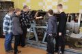 Студенты технического университета осваивают инженерные навыки на реальных двигателях