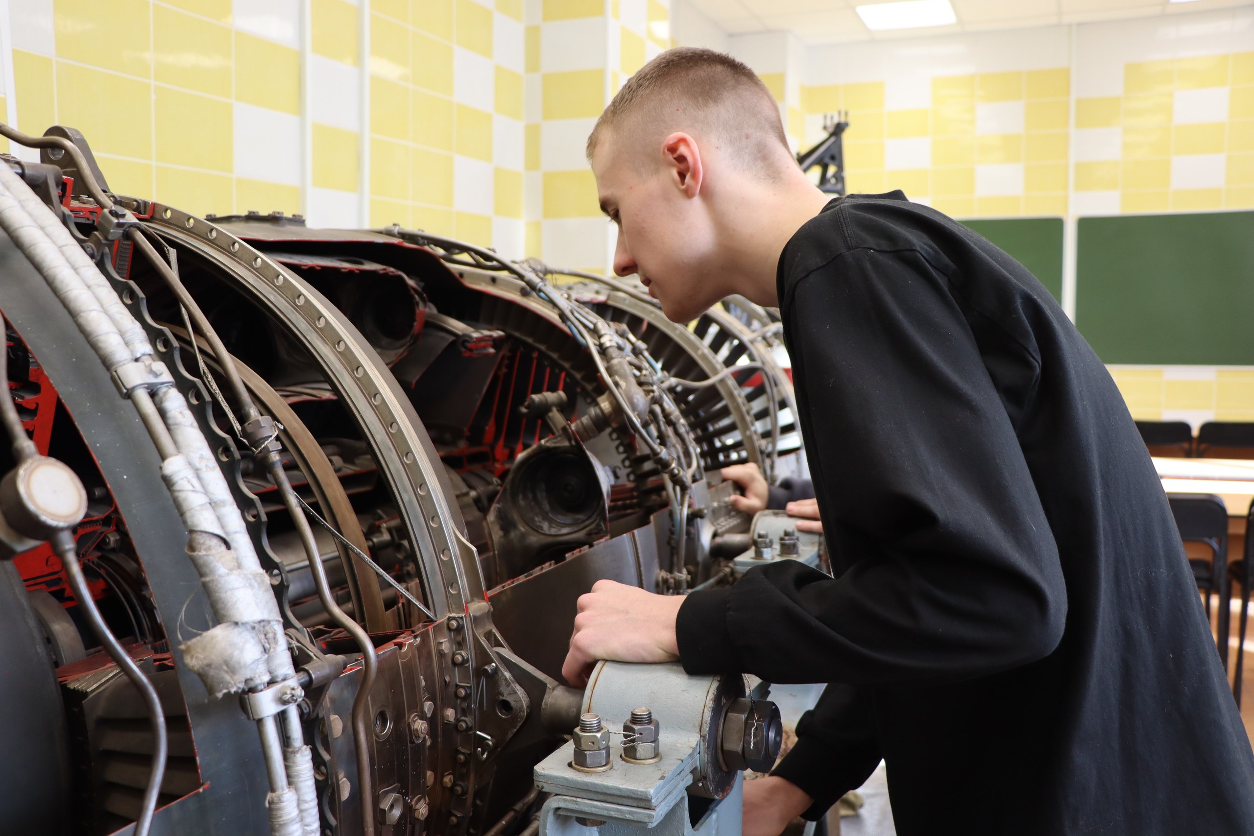 Студенты технического университета осваивают инженерные навыки на реальных двигателях Студенты технического университета осваивают инженерные навыки на реальных двигателях