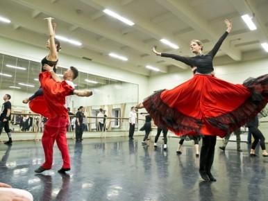 Для нового балета «Кармен» в Омском музыкальном театре сшили 160 костюмов