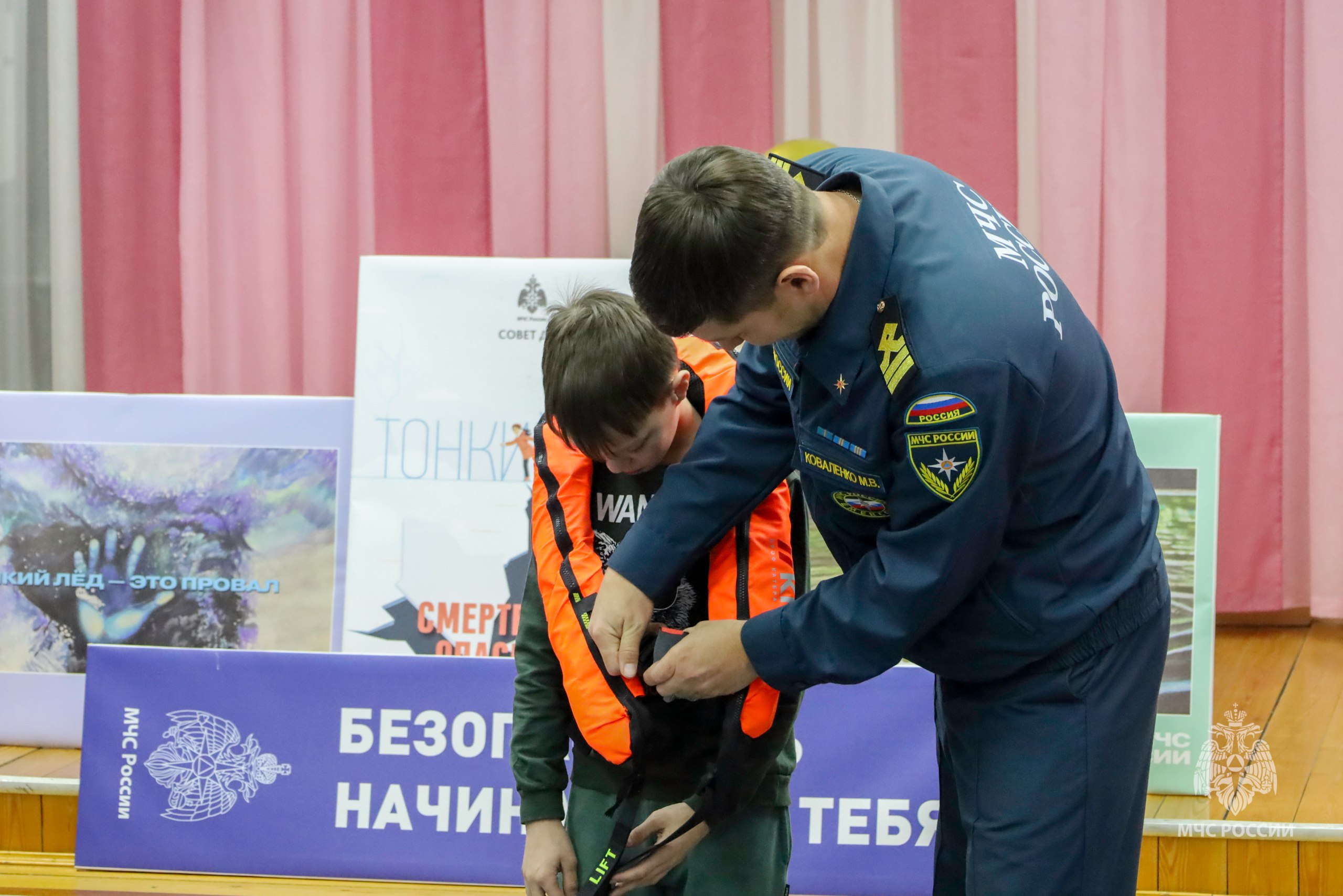 Обмен «премудростями». Спасатели побывали в гостях у юных талантов в школе искусств и рассказали ребятам о безопасности! На встрече обсудили: правила безопасного поведения дома и в школе; Обмен «премудростями». Спасатели побывали в гостях у юных талантов в школе искусств и рассказали ребятам о безопасности! На встрече обсудили: правила безопасного поведения дома и в школе;
